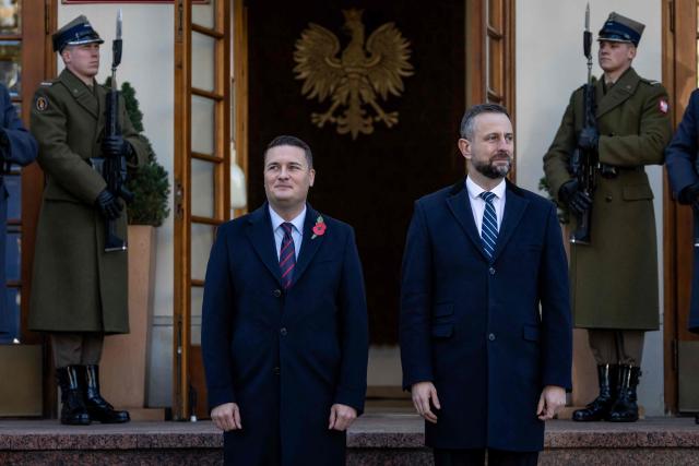 Poland's Deputy Prime Minister and Minister of National Defence Wladyslaw Kosiniak-Kamysz (C-R) and Britain's Secretary of State for Defence Wes Streeting (C-L) review a military honor guard as they take part in an official welcoming ceremony before their meeting in Warsaw, Poland, on October 27, 2026. (Photo by Wojtek RADWANSKI / AFP)