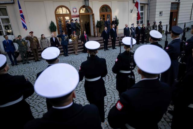 Poland's Deputy Prime Minister and Minister of National Defence Wladyslaw Kosiniak-Kamysz (C-R) and Britain's Secretary of State for Defence Wes Streeting (C-L) review a military honor guard as they take part in an official welcoming ceremony before their meeting in Warsaw, Poland, on October 27, 2026. (Photo by Wojtek RADWANSKI / AFP)