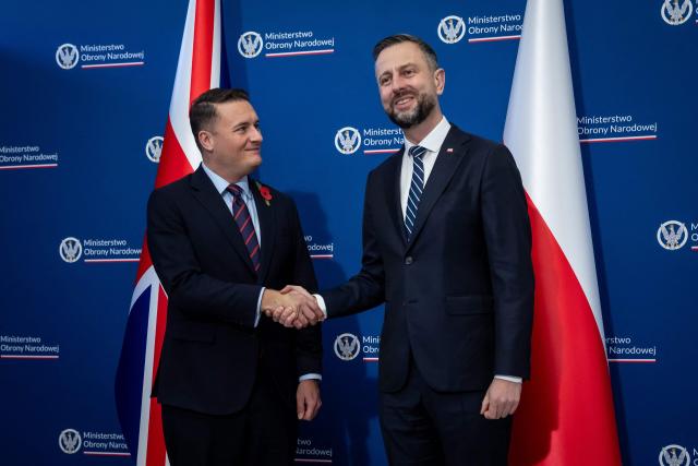 Poland's Deputy Prime Minister and Minister of National Defence Wladyslaw Kosiniak-Kamysz (R) and Britain's Secretary of State for Defence Wes Streeting shake hands during their meeting in Warsaw, Poland, on October 27, 2026. (Photo by Wojtek RADWANSKI / AFP)