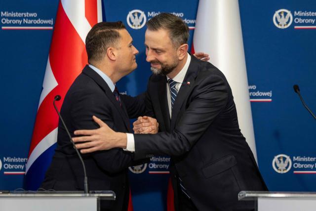 Poland's Deputy Prime Minister and Defence Minister Wladyslaw Kosiniak-Kamysz (R) and Britain's Defence Secretary Wes Streeting (L) shake hands after signing a defence agreement designed to deter Russian threats during a meeting at the Defence Ministry in Warsaw on October 27, 2026. (Photo by Wojtek RADWANSKI / AFP)