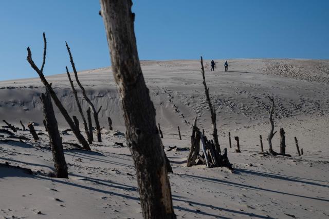 Tourists visit the Lacka Dune in the Slovincian National Park near the town of Leba, Pomeranian Voivodeship on October 27, 2026. (Photo by Sergei GAPON / AFP)