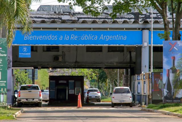 Vehicles cross the Argentine customs office at the Brazil-Argentina border linking Foz do Iguacu and Puerto Iguazu respectively, on October 27, 2026, in Foz do Iguacu, Parana state, Brazil. Argentina's security ministry and migration authorities on October 27, 2026 denied local media reports that Brazil's Flavio Bolsonaro, who refused to accept election defeat and had his passports cancelled, had entered the neighboring country, though speculation swirled over his whereabouts. (Photo by CHRISTIAN RIZZI / AFP)