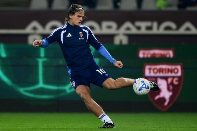 Como’s Argentine midfielder #10 Nicolas Paz shoots the ball during the warm up ahead of the Italian Serie A football match between Torino FC and Como 1907 at the Olympic Stadium Grande Torino in Turin, northern Italy on October 27, 2026. (Photo by Marco Bertorello / AFP)