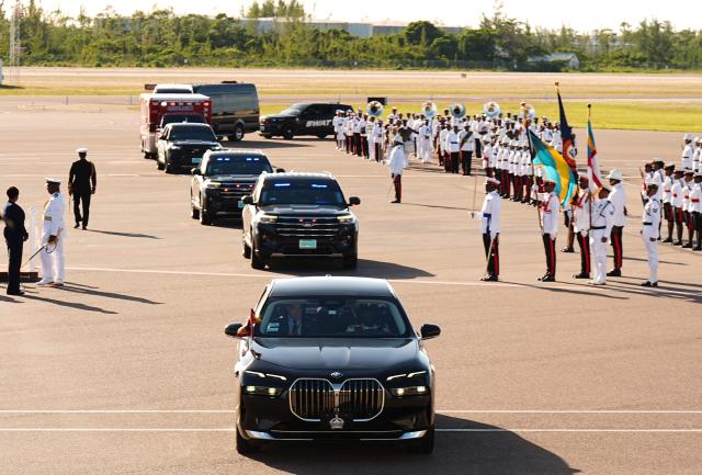 Britain's King Charles III motorcade leaves Lynden Pindling International Airport in Nassau, Bahamas on October 27, 2026. King Charles III is arriving to begin a weeks long tour of The Bahamas, Guyana and Antigua & Barbuda. (Photo by Aaron Chown / POOL / AFP)