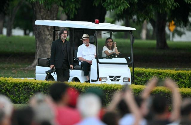 Brazil's President Luiz Inacio Lula da Silva is driven by his wife Janja to his birthday celebrations at the Alvorada Palace, the official presidential residence, in Brasilia on October 27, 2026. Lula da Silva turned 81 on October 27, 2026, promised to work "24 hours a day" following his historic re-election for a fourth term. (Photo by Evaristo SA / AFP)