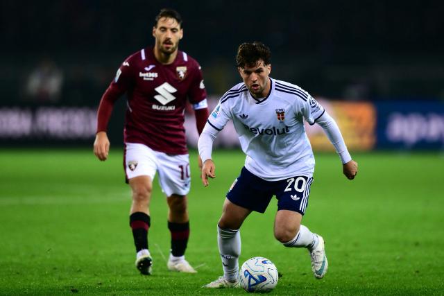 Como’s Croatian midfielder #20 Martin Baturina controls the ball during the Italian Serie A football match between Torino FC and Como 1907 at the Olympic Stadium Grande Torino in Turin, northern Italy on October 27, 2026. (Photo by Marco Bertorello / AFP)