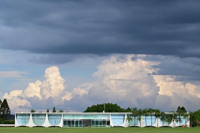 General view of the Alvorada Palace, the official residence of the Brazilian president, under heavy clouds ahead of celebrations marking President Luiz Inacio Lula da Silva's 81st birthday in Brasilia on October 27, 2026. Lula da Silva turned 81 on October 27, 2026, promised to work "24 hours a day" following his historic re-election for a fourth term. (Photo by Pablo PORCIUNCULA / AFP)