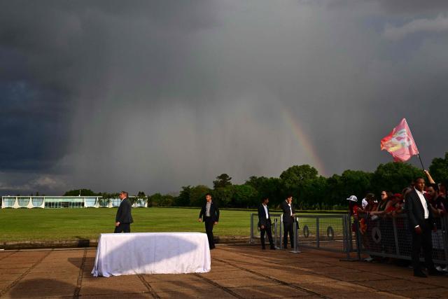Supporters of Brazil's President Luiz Inacio Lula da Silva attend his birthday celebrations at the Alvorada Palace, the official presidential residence, in Brasilia on October 27, 2026. Lula da Silva turned 81 on October 27, 2026, promised to work "24 hours a day" following his historic re-election for a fourth term. (Photo by Pablo PORCIUNCULA / AFP)