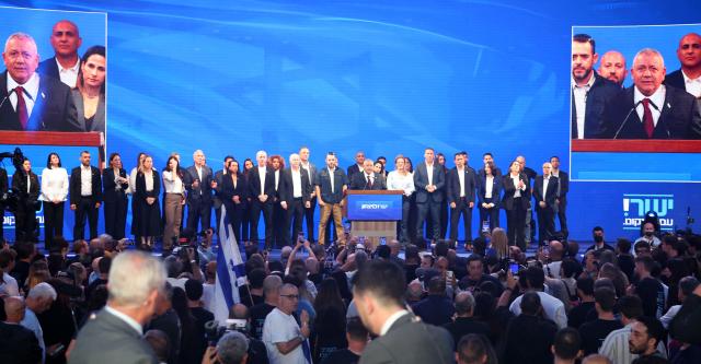 Yashar party leader Gadi Eisenkot (C) addresses his supporters at the election night rally after the first exit polls were announced, in Tel Aviv on early October 28, 2026, during Israel's legislative elections. Opposition candidate Eisenkot said early on October 28 said Israel had chosen change after Prime Minister Benjamin Netanyahu and that he would seek to form a new government. (Photo by Jack GUEZ / AFP)