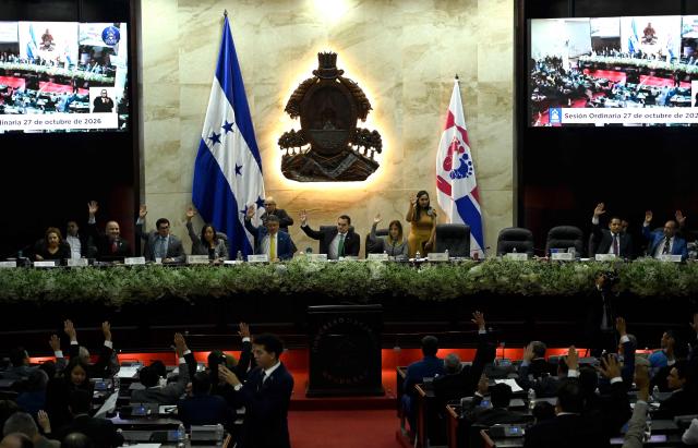 Deputies approve a reforms package to the Criminal Code and the Code of Criminal Procedure aimed at strengthening the fight against gangs and criminal groups at the Honduras' National Congress in Tegucigalpa on October 27, 2026. (Photo by Orlando SIERRA / AFP)
