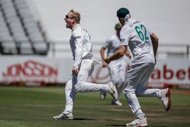 TOPSHOT - South Africa's Simon Harmer (L) celebrates after dismissing Australia's Marnus Labuschagne on day two of the third Test match between South Africa and Australia at Newlands stadium in Cape Town on October 28, 2026. (Photo by Marco Longari / AFP)