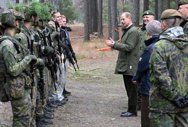 Britain's Prince Edward, Duke of Edinburgh (C) talks with Finnish conscripts as they visit Santahamina Garrison in Helsinki, Finland on October 28, 2026. The Duke and Duchess of Edinburgh are on a three-days visit to Finland. (Photo by Heikki Saukkomaa / Lehtikuva / AFP) / Finland OUT