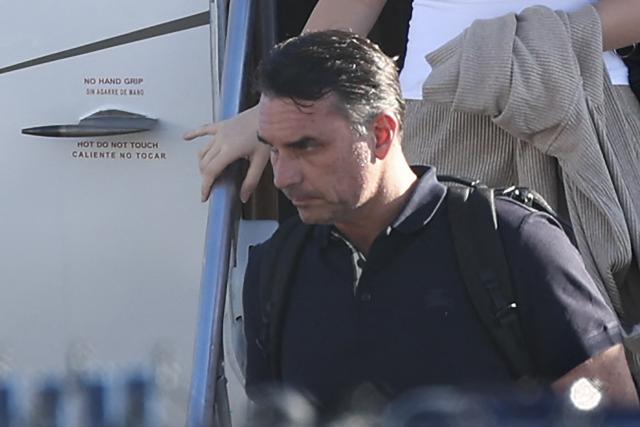 TOPSHOT - Flavio Bolsonaro steps off a plane after arriving at Opa Locka Executive Airport in Miami, Florida on October 28, 2026. Brazil's defeated right-wing presidential candidate Flavio Bolsonaro stepped out of a private plane in Florida today, AFP witnessed, despite a court order banning him from leaving his country. His plane touched down at Opa-Locka Executive Airport outside Miami after flying from Argentina with a stopover in Ecuador, as speculation had swirled for days over his whereabouts. (Photo by Ricardo Arduengo / AFP)