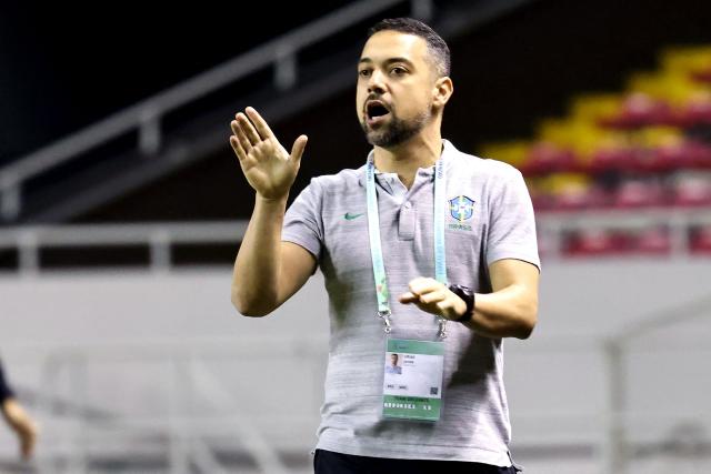 (FILES) Brazil's head coach Jonas Urias gestures during the Women's U-20 World Cup semi-final football match between Japan and Brazil at the National stadium in San Jose, on August 25, 2022. Undefeated, Cruzeiro is dazzling in its historic debut at the women’s Copa Libertadores, proof that the Brazilian side is "capable of doing the unexpected," its coach, Jonas Urias, told AFP. (Photo by Randall CAMPOS / AFP)