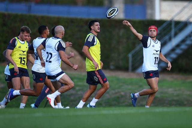 France's wing Louis Bielle-Biarrey (R) takes part in a training session, as part of the preparation for the Nation Championship match between France and Fiji, in Marcoussis, south of Paris, on October 28, 2026. (Photo by Anne-Christine POUJOULAT / AFP)