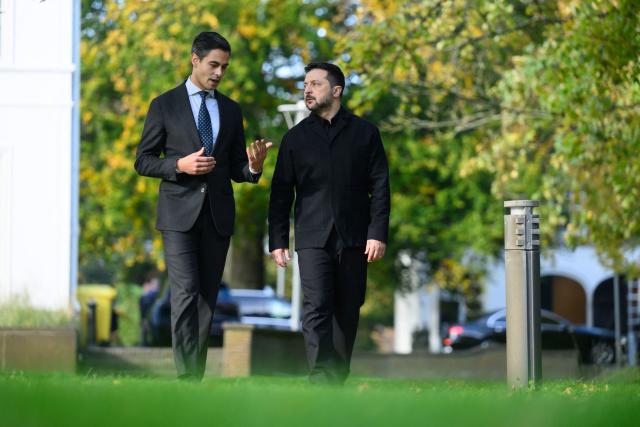 Netherlands' Prime Minister Rob Jetten (L) speaks with Ukraine's President Volodymyr Zelensky during a meeting at the Catshuis in the Hague on October 28, 2026. (Photo by Handout / ANP / AFP) / Netherlands OUT