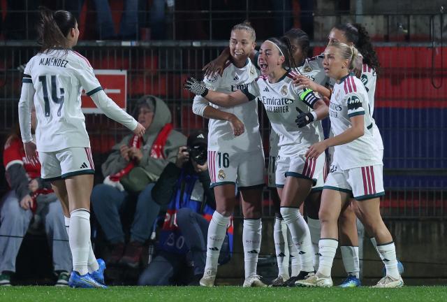 Real Madrid's Spanish forward #10 Athenea del Castillo (C)  celebrates scoring the opening goal with her teammates during the UEFA Women's Champions League - League phase, Matchday 3 - football match between FC Bayern Munich and Real Madrid in Unterhaching near Munich, southern Germany, on October 28, 2026. (Photo by Alexandra BEIER / AFP)