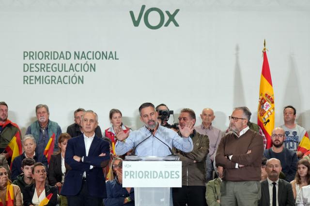 The leader of Spanish far-right party Vox, Santiago Abascal, addresses supporters during a campaign rally in Valladolid on October 28, 2026, ahead of the upcoming general elections. Spain's far-right party Vox was the sole political party that chose not to cancel its campaign events after the major train crash occurred in Spain today. (Photo by Cesar MANSO / AFP)