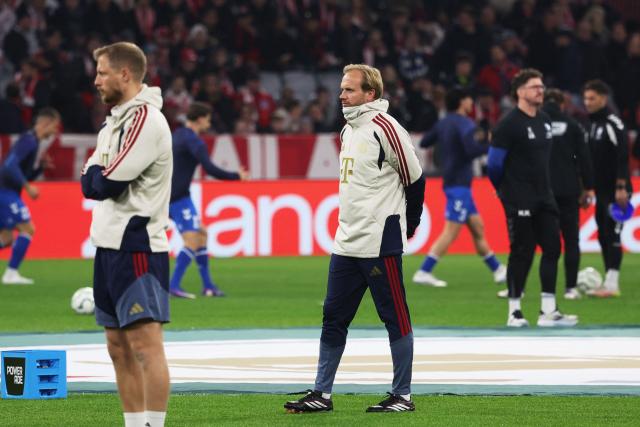 Bayern Munich's English Head Coach Aaron Danks (C) is pictured prior to the start of the German Cup (DFB-Pokal) football match between FC Bayern Munich and 1. FC Magdeburg in Munich, southern Germany on October 28, 2026. (Photo by Karl-Josef HILDENBRAND / AFP) / DFB REGULATIONS PROHIBIT ANY USE OF PHOTOGRAPHS AS IMAGE SEQUENCES AND QUASI-VIDEO.