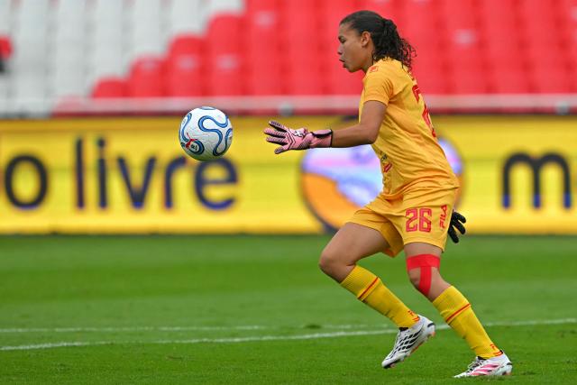 Indepediente Santa Fe's goalkeeper #26 Jimena Osipna controls the ball during the 2026 Women's Copa Libertadores semi-final football match between Brazil's Corinthians and Colombia's Independiente Santa Fe at the Rodrigo Paz Delgado stadium in Quito on October 28, 2026. (Photo by Rodrigo BUENDIA / AFP)