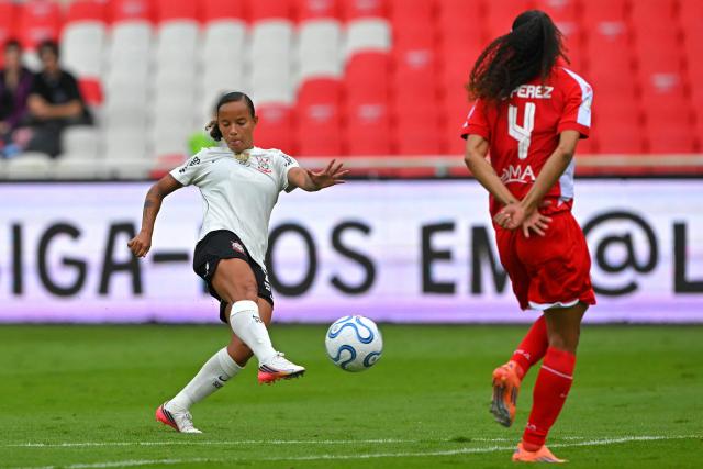 Corinthians' midfielder #19 Leticia Monteiro shoots to score during the 2026 Women's Copa Libertadores semi-final football match between Brazil's Corinthians and Colombia's Independiente Santa Fe at the Rodrigo Paz Delgado stadium in Quito on October 28, 2026. (Photo by Rodrigo BUENDIA / AFP)