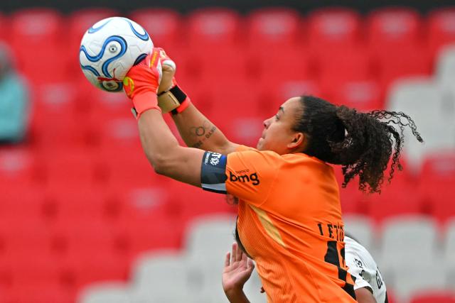Corinthians' goalkeeper #12 Lele punches the ball during the 2026 Women's Copa Libertadores semi-final football match between Brazil's Corinthians and Colombia's Independiente Santa Fe at the Rodrigo Paz Delgado stadium in Quito on October 28, 2026. (Photo by Rodrigo BUENDIA / AFP)