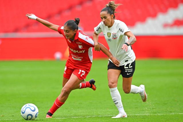 Indepediente Santa Fe's midfielder #17 Daniela Garavito and Corinthians' defender #22 Juliete fight for the ball during the 2026 Women's Copa Libertadores semi-final football match between Brazil's Corinthians and Colombia's Independiente Santa Fe at the Rodrigo Paz Delgado stadium in Quito on October 28, 2026. (Photo by Rodrigo BUENDIA / AFP)