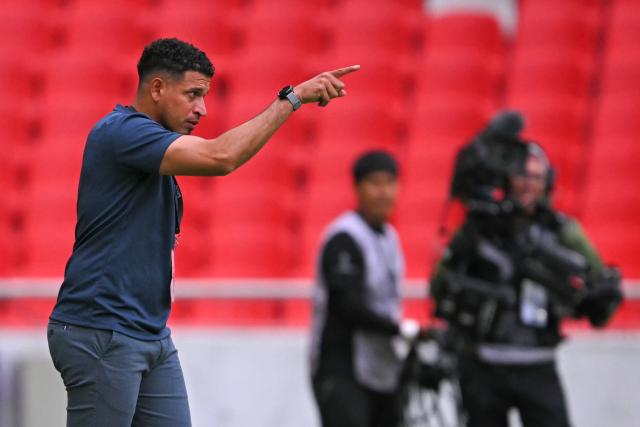 Indepediente Santa Fe's Venezuelan head coach Omar Ramirez gestures during the 2026 Women's Copa Libertadores semi-final football match between Brazil's Corinthians and Colombia's Independiente Santa Fe at the Rodrigo Paz Delgado stadium in Quito on October 28, 2026. (Photo by Rodrigo BUENDIA / AFP)