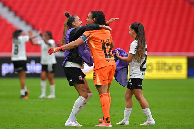 Corinthians' goalkeeper #12 Lele (L) celebrates with teammates after their victory in the 2026 Women's Copa Libertadores semi-final football match between Brazil's Corinthians and Colombia's Independiente Santa Fe at the Rodrigo Paz Delgado stadium in Quito on October 28, 2026, securing their place in the final. (Photo by Rodrigo BUENDIA / AFP)