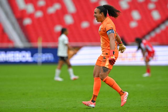 Corinthians' goalkeeper #12 Lele celebrates advancing to the final after winning the 2026 Women's Copa Libertadores semi-final football match between Brazil's Corinthians and Colombia's Independiente Santa Fe at the Rodrigo Paz Delgado stadium in Quito on October 28, 2026. (Photo by Rodrigo BUENDIA / AFP)