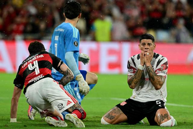 (FILES) Estudiantes' midfielder #05 Marcos Rojo (R) reacts during the Copa Libertadores semifinal second leg football match between Brazil's Flamengo and Argentina's Estudiantes de La Plata at the Maracana stadium in Rio de Janeiro, Brazil, on October 22, 2026. South American governing body Conmebol on October 28, 2026, rejected Flamengo's complaint over the alleged ineligible participation of Argentine defender Marcos Rojo in the second leg of the Copa Libertadores semifinal, which Estudiantes de La Plata won on penalties to book a place in the final against Palmeiras. (Photo by Pablo PORCIUNCULA / AFP)