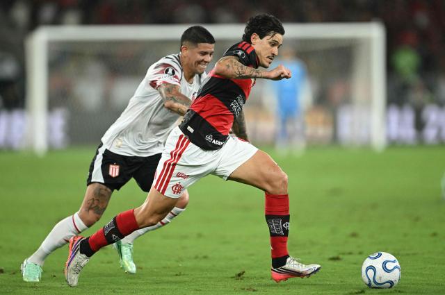 (FILES) Estudiantes' midfielder #05 Marcos Rojo (L) and Flamengo's forward #09 Pedro fight for the ball during the Copa Libertadores semifinal second leg football match between Brazil's Flamengo and Argentina's Estudiantes de La Plata at the Maracana stadium in Rio de Janeiro, Brazil, on October 22, 2026. South American governing body Conmebol on October 28, 2026, rejected Flamengo's complaint over the alleged ineligible participation of Argentine defender Marcos Rojo in the second leg of the Copa Libertadores semifinal, which Estudiantes de La Plata won on penalties to book a place in the final against Palmeiras. (Photo by MAURO PIMENTEL / AFP)