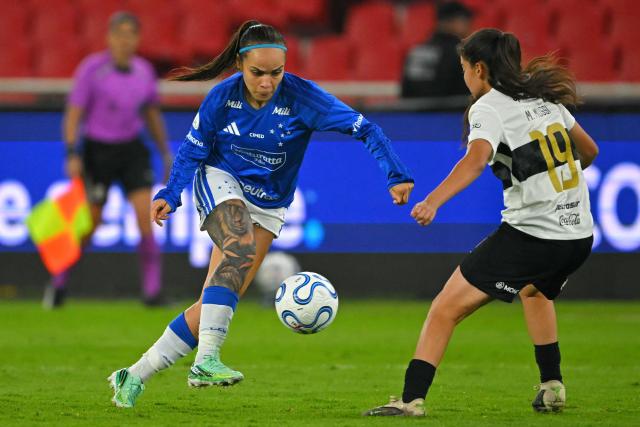 Cruzeiro's forward #09 Leticia Ferreira and Olimpia's midfielder #19 Maite Mussi fight for the ball during the 2026 Women's Copa Libertadores semi-final football match between Brazil's Cruzeiro and Paraguay's Olimpia at the Rodrigo Paz Delgado stadium in Quito on October 28, 2026. (Photo by Rodrigo BUENDIA / AFP)