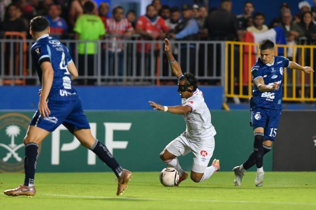 Olimpia's midfielder #08 Edwin Rodriguez and Cartagines' midfielder #15 Luis Flores fight for the ball during the 2026 Concacaf Central American Cup second leg semifinal football match between Honduras' Olimpia and Costa Rica's CS Cartagines, at the Chelato Ucles National Stadium in Tegucigalpa on October 29, 2026. (Photo by Orlando SIERRA / AFP)