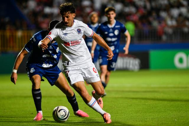 Cartagines' defender #20 Diego Mesen and Olimpia's midfielder #07 Imanol Enriquez fight for the ball during the 2026 Concacaf Central American Cup second leg semifinal football match between Honduras' Olimpia and Costa Rica's CS Cartagines, at the Chelato Ucles National Stadium in Tegucigalpa on October 29, 2026. (Photo by Orlando SIERRA / AFP)
