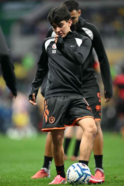 Tijuana's midfielder #10 Gilberto Mora warms up ahead of the Liga MX Apertura tournament football match between America and Tijuana at the Banorte stadium in Mexico City on October 25, 2026. (Photo by YURI CORTEZ / AFP)