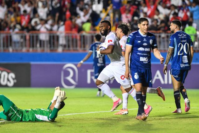 Olimpia's forward #09 Jorge Benguche (C) celebrates scoring his team's second goal during the 2026 Concacaf Central American Cup second leg semifinal football match between Honduras' Olimpia and Costa Rica's CS Cartagines, at the Chelato Ucles National Stadium in Tegucigalpa on October 29, 2026. (Photo by Orlando SIERRA / AFP)