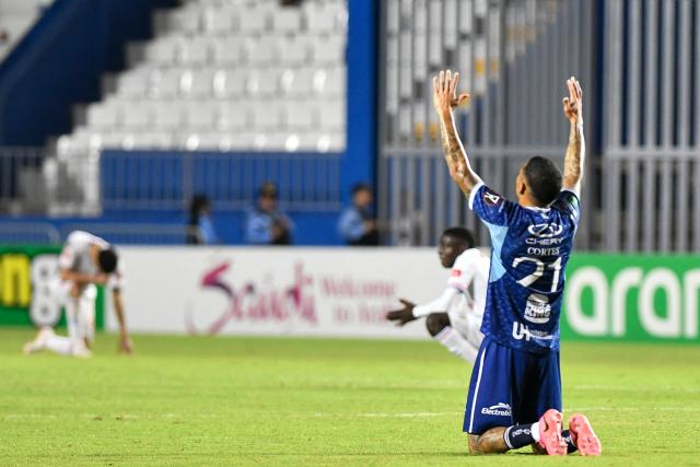 Cartagines' defender #21 Johan Cortes celebrates after reaching the final following the second leg of the 2026 Concacaf Central American Cup semifinal football match between Honduras' Olimpia and Costa Rica's CS Cartagines at the Chelato Ucles National Stadium in Tegucigalpa on October 29, 2026. (Photo by Orlando SIERRA / AFP)