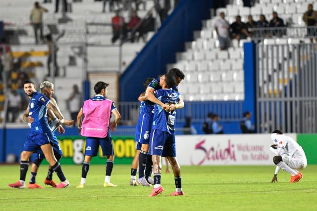 Cartagines' players celebrate after reaching the final following the second leg of the 2026 Concacaf Central American Cup semifinal football match between Honduras' Olimpia and Costa Rica's CS Cartagines at the Chelato Ucles National Stadium in Tegucigalpa on October 29, 2026. (Photo by Orlando SIERRA / AFP)