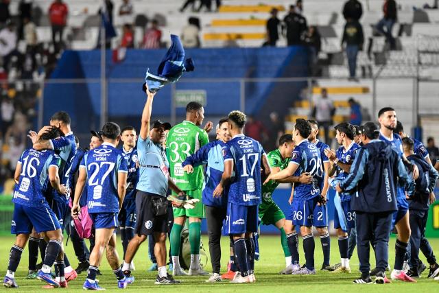 Cartagines' players celebrate after reaching the final following the second leg of the 2026 Concacaf Central American Cup semifinal football match between Honduras' Olimpia and Costa Rica's CS Cartagines at the Chelato Ucles National Stadium in Tegucigalpa on October 29, 2026. (Photo by Orlando SIERRA / AFP)