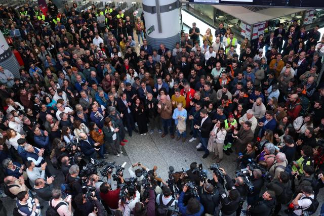 Commuters applaud after observing a minute of silence at the Atocha railway station for victims of yesterday's high-speed train collision that killed 69 people and injured scores more, in Madrid on October 29, 2026. A high-speed train collision in the province of Toledo south of Madrid killed 69 people and injured scores more, authorities said, in one of Europe's deadliest such disasters this century. The second such accident to strike Spain this year will raise fresh questions about the country's rail safety, with the transport minister speaking of an "error" and "inexplicable circumstances" that led to the crash. (Photo by Thomas COEX / AFP)