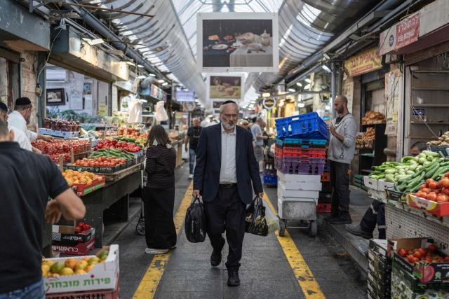 A man man walks along an alley at the market in Jerusalem on October 29, 2026, as Israelis await the final results of the general election. Prime Minister Benjamin Netanyahu's bloc on October 29 piled pressure on Israeli Arab leaders over unproven accusations of foreign funding, in a push to neuter parties that made strong gains after an otherwise indecisive election. (Photo by Ilia YEFIMOVICH / AFP)