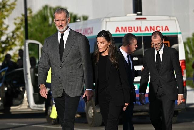 Spain's King Felipe VI (L) walks with Queen Letizia to speak to reporters after they visited injured victims of yesterday's train crash at a hospital in Toledo, one day after the deadly accident on October 29, 2026. A high-speed train collision between a Renfe AVE train and an Iryo south of Madrid killed 69 people and injured scores more, authorities said, in one of Europe's deadliest such disasters this century. The second such accident to strike Spain this year will raise fresh questions about the country's rail safety, with the transport minister speaking of an "error" and "inexplicable circumstances" that led to the crash. (Photo by Javier SORIANO / AFP)