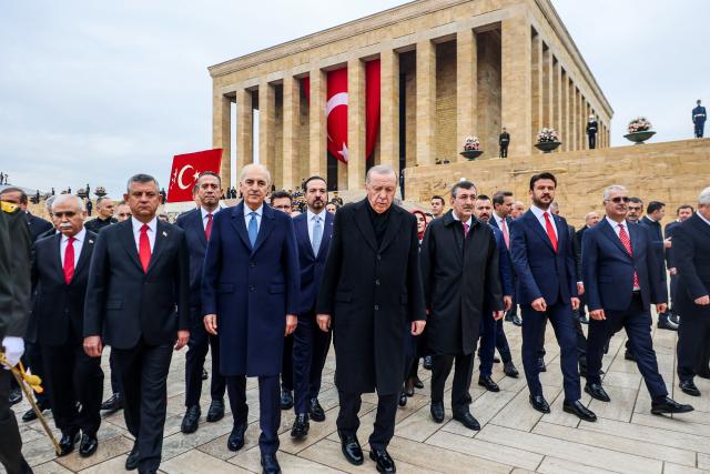 Turkish President Recep Tayyip Erdogan (C), Yeni Party (New Party) leader Ozgur Ozel (2nd L), Speaker of Grand National Assembly of Turkey Numan Kurtulmus (3rd L) and state officials visit Anitkabir, the mausoleum of Turkish Republic's Founder Mustafa Kemal Ataturk, to mark the 103th anniversary of Turkish Republic in Ankara on October 29, 2026. (Photo by ADEM ALTAN / AFP)