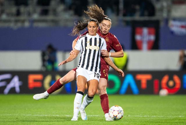 Juventus Torino's Matilde Pavan (L) und Austria Wien's Lotta Cordes vie for the ball during the UEFA Champions League matchday 3 women's football match between FK Austria Wien and Juventus Torino, on October 29, 2026 in Vienna. (Photo by GEORG HOCHMUTH / APA / AFP) / Austria OUT