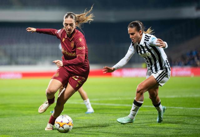 Austria Wien's Modesta Uka (L) and Juventus Torino's Estela Carbonell vie for the ball during the UEFA Champions League matchday 3 women's football match between FK Austria Wien nd Juventus Torino, on October 29, 2026 in Vienna. (Photo by GEORG HOCHMUTH / APA / AFP) / Austria OUT