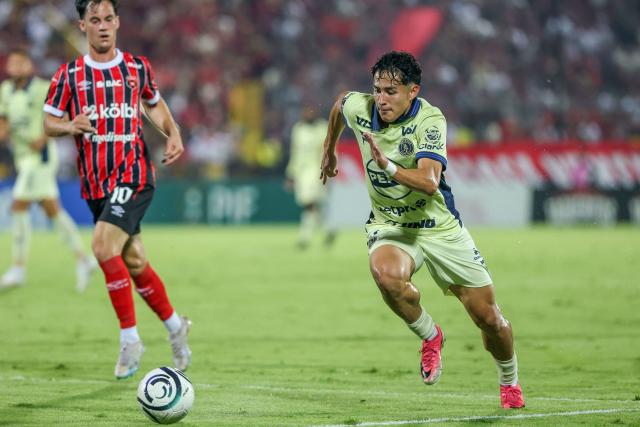 Motagua's forward #27 Jefryn Macias eyes on the ball during the 2026 Concacaf Central American Cup second-leg semifinal football match between Costa Rica's LD Alajuelense and Honduras' FC Motagua, at the Alejandro Morera stadium, in Alajuela, Costa Rica, on October 29, 2026. (Photo by JOHN DURAN / AFP)