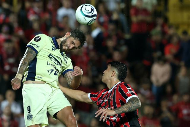 TOPSHOT - Motagua's Costa Rican forward #09 Jonathan Moya and Alajuelense's defender #13 Alexis Gamboa fight for the ball during the 2026 Concacaf Central American Cup second-leg semifinal football match between Costa Rica's LD Alajuelense and Honduras' FC Motagua, at the Alejandro Morera stadium, in Alajuela, Costa Rica, on October 29, 2026. (Photo by JOHN DURAN / AFP)