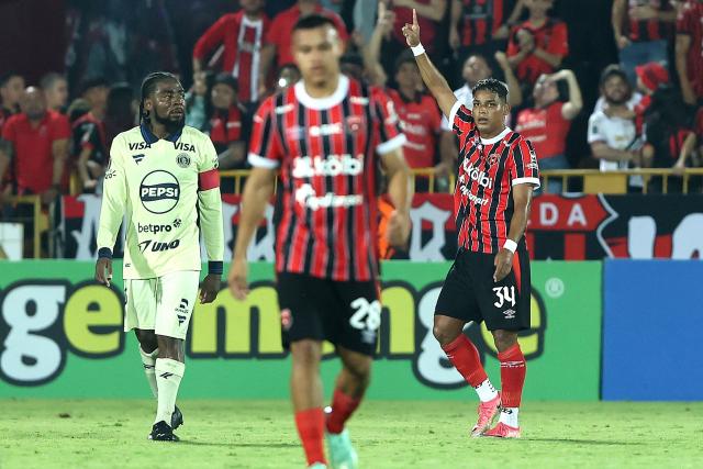 Alajuelense's midfielder #34 Creichel Perez (R) celebrates scoring his team's second goal during the 2026 Concacaf Central American Cup second-leg semifinal football match between Costa Rica's LD Alajuelense and Honduras' FC Motagua, at the Alejandro Morera stadium, in Alajuela, Costa Rica, on October 29, 2026. (Photo by JOHN DURAN / AFP)