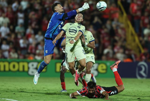 Alajuelense's Uruguayan goalkeeper #23 Washington Ortega and Motagua's forward #27 Jefryn Macias fight for the ball during the 2026 Concacaf Central American Cup second-leg semifinal football match between Costa Rica's LD Alajuelense and Honduras' FC Motagua, at the Alejandro Morera stadium, in Alajuela, Costa Rica, on October 29, 2026. (Photo by JOHN DURAN / AFP)